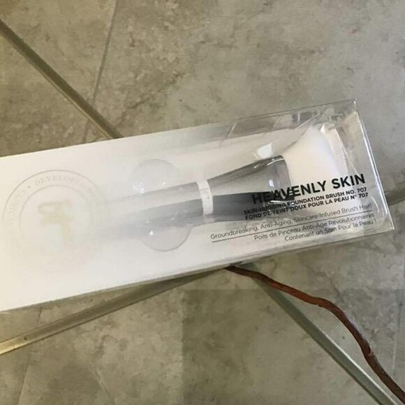 IT COSMETICS Heavenly Skin Skin-Hugging Foundation Brush #707 - Picture 6 of 6